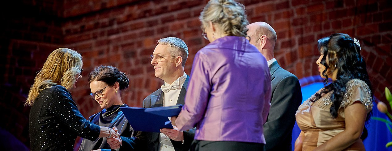 Sam Edgecombe mottar sitt pris på galamiddagen i Stockholms stadshus.