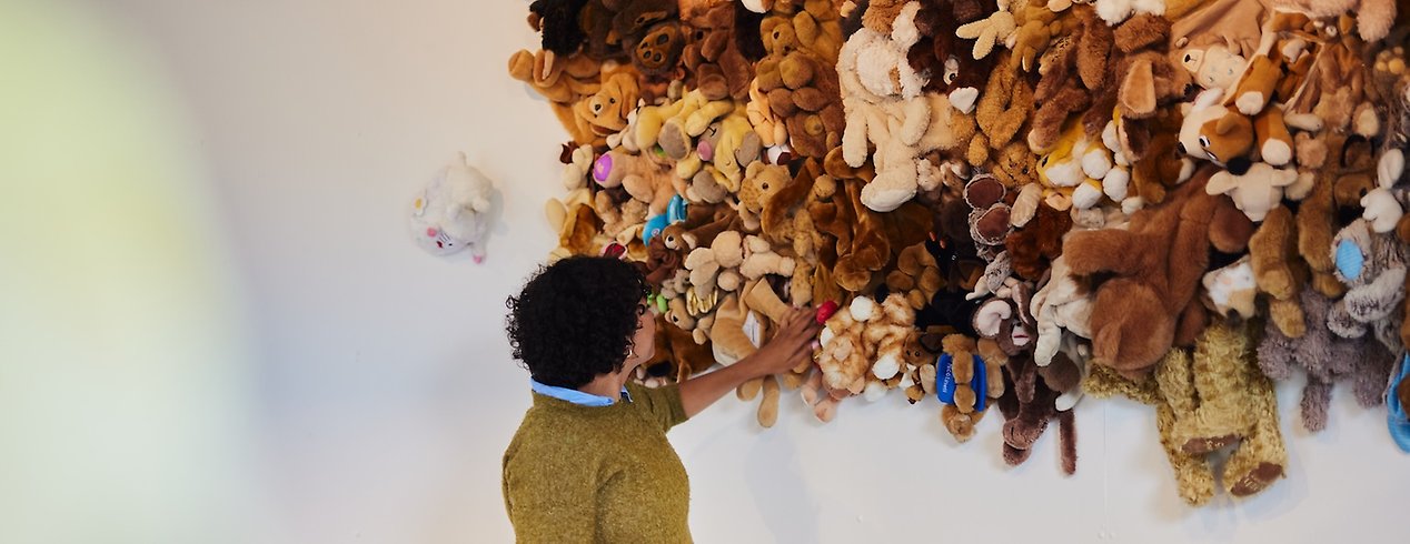 Bild på en av konstnären Felicia Hansen som leder en av veckans workshops. 