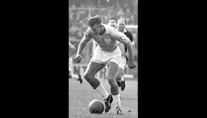 Fotbollsspelare med boll