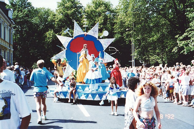 Bild från karnevalståg 1992. På bilden syns hur festivaltåget rör sig fram på en gata med publik. 