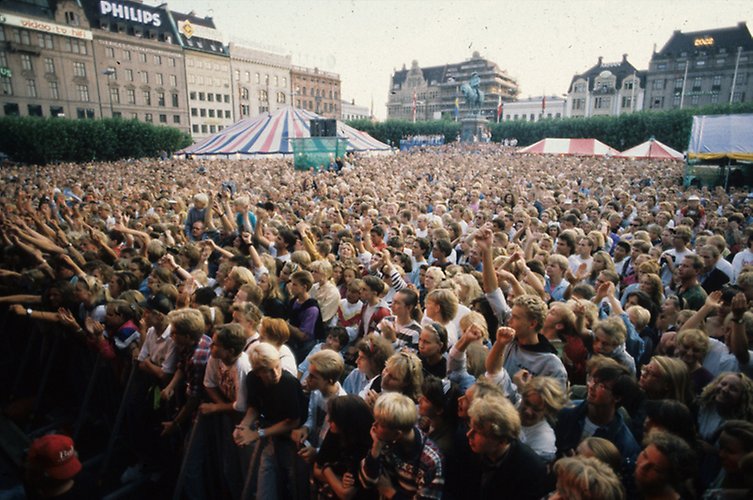 Bild på en stor publik på Stortorget. 