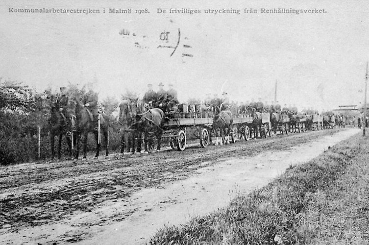 Brevkort med texten: "Kommunalarbetarestrejken i Malmö 1908. De frivilliges utryckning från Renhållningsverket." På bilden syns frivilliga som tar sig fram på häst och vagn.  