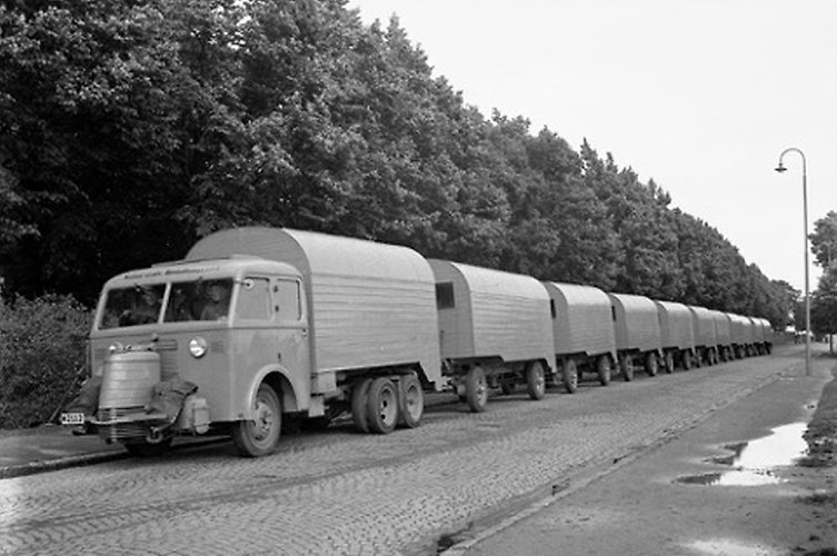 Bild på ett långt tåg av sopbilar parkerade vi Renhållningsverket år 1945. 