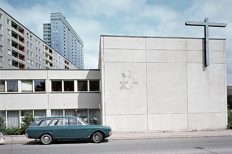 60-talsbyggnad som inrymmer frikyrka, i anslutning till Kronprinsenkvarteret.
