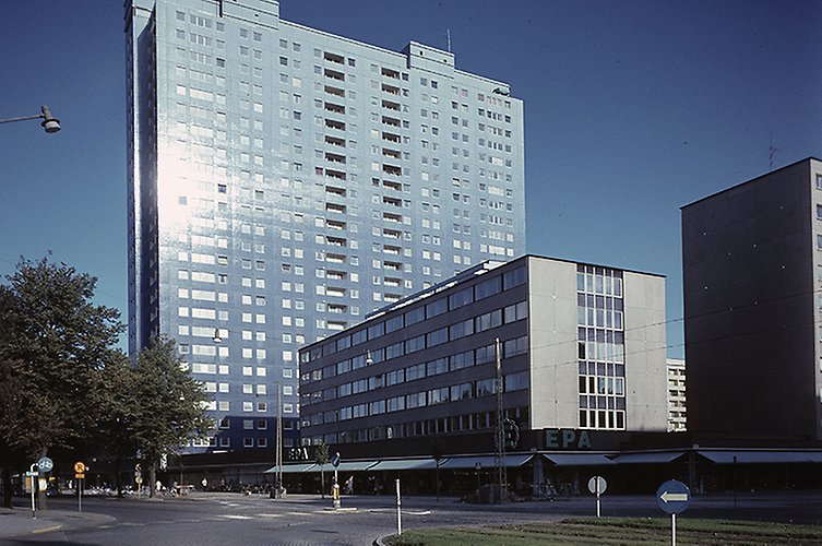 Mosaikfasaden skimrar i solljuset.