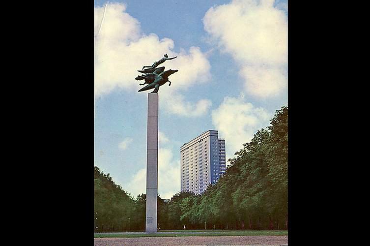 Kronprinsen tornar upp över träden i Slottsparken. Sett från Pegasysstatyn är detta en vanligt fotograferad vy.