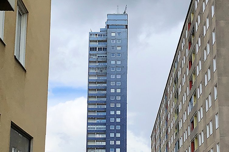 Sett mellan två andra fastigheter ser Kronprinsenhuset väldigt smalt ut, fotografiet taget från sidan.
