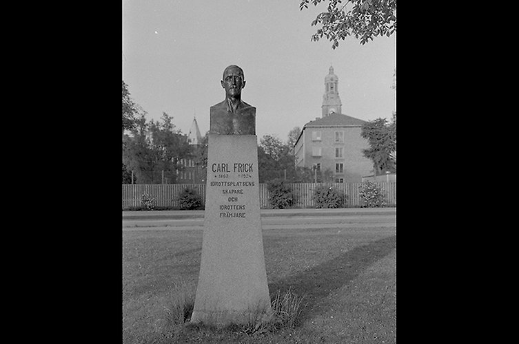 Skulptur, byst av man på en grund av granit.