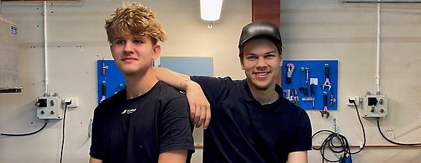 Sam och Oliver sitter i verkstaden