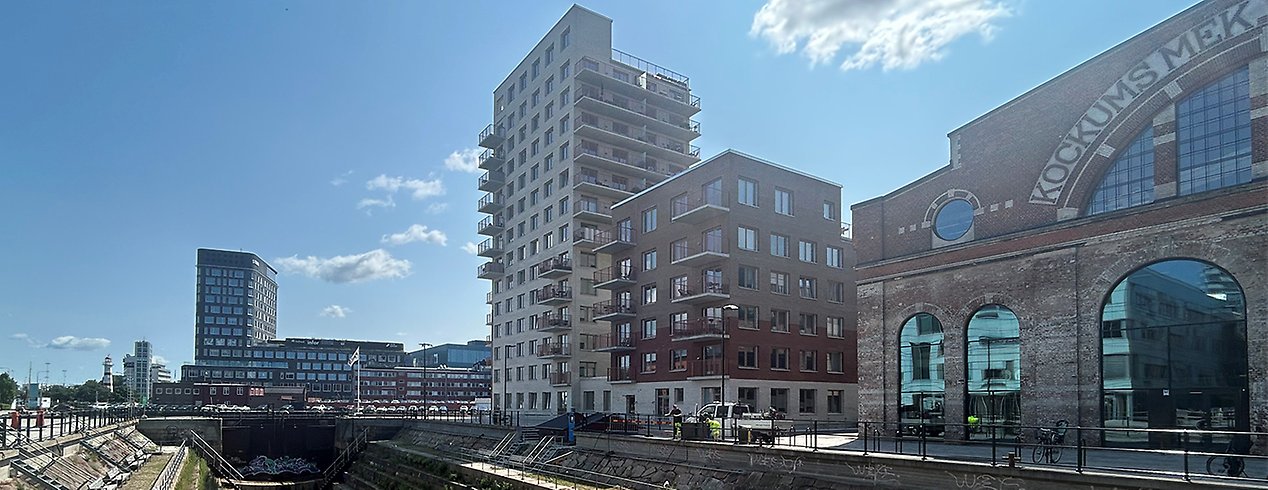 Vy över torrdockan i Varvsstaden en solig dag