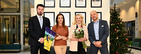 Pristagaren Jeanette Fridh tillsammans med Eleonoras föräldrar Rickard Lundqvist och Emma Aldin samt Roko Kursar, ordförande i funktionsstödsnämnden