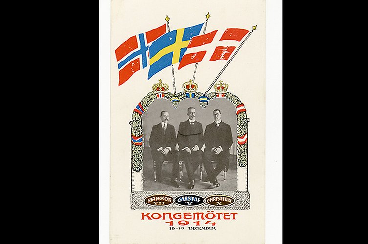 Vykort med svartvitt foto samt svenska, norska och danska flaggan.