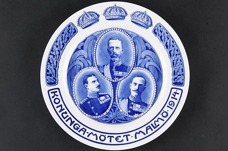 Porslinsfat med kungarna samt texten "Konungamötet Malmö 1914".