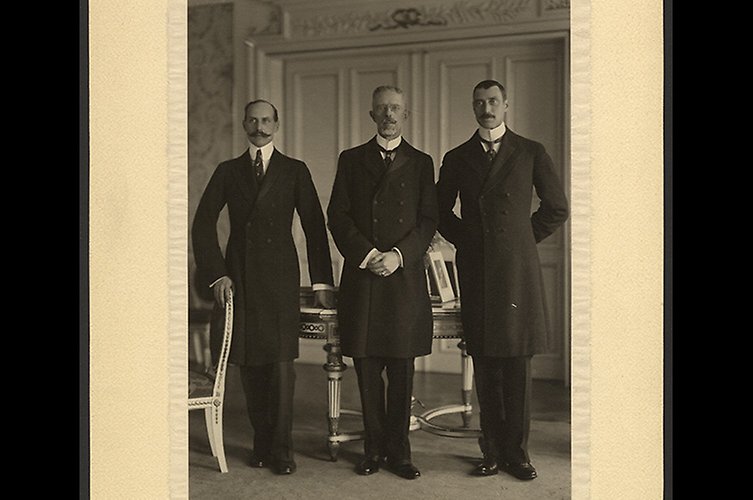 De tre kungarna står upp för fotografering.