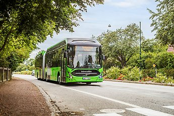 Grön buss i trafik i Malmö.