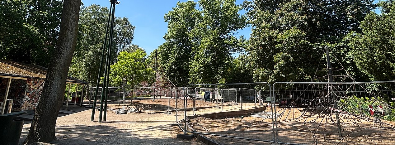 Byggstaket på en lekplats.
