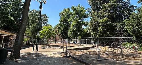Byggstaket på lekplats.