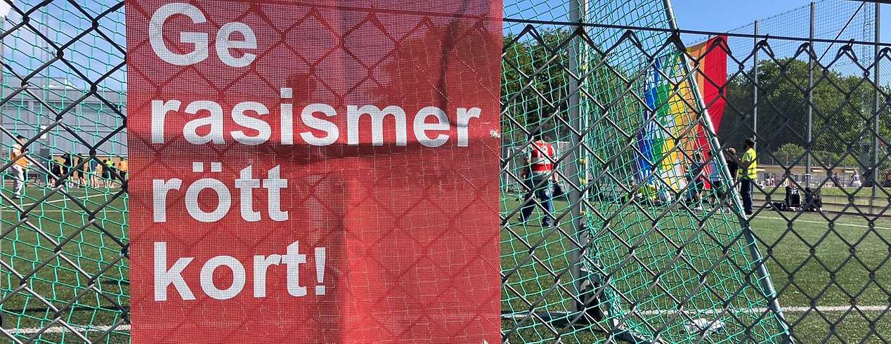 Satsningen Ge rasismer rött kort är ett samarbete med Malmö FF och genomförs tillsammans med skolor, föreningar och andra aktörer i staden.