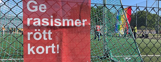 Satsningen Ge rasismer rött kort är ett samarbete med Malmö FF och genomförs tillsammans med skolor, föreningar och andra aktörer i staden.