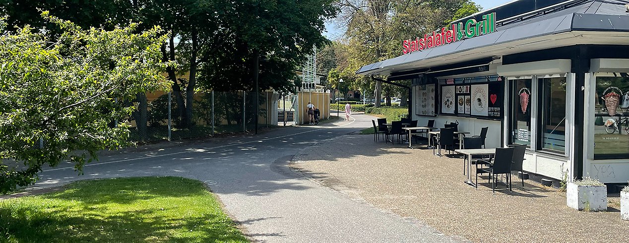 Sven Lindvallsgången framför oss med en falafelkiosk till höger.