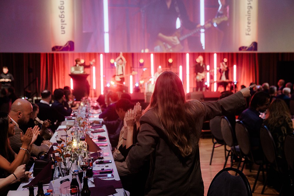 Gäster klappar i takt till husbandet på Föreningsgalan 2026