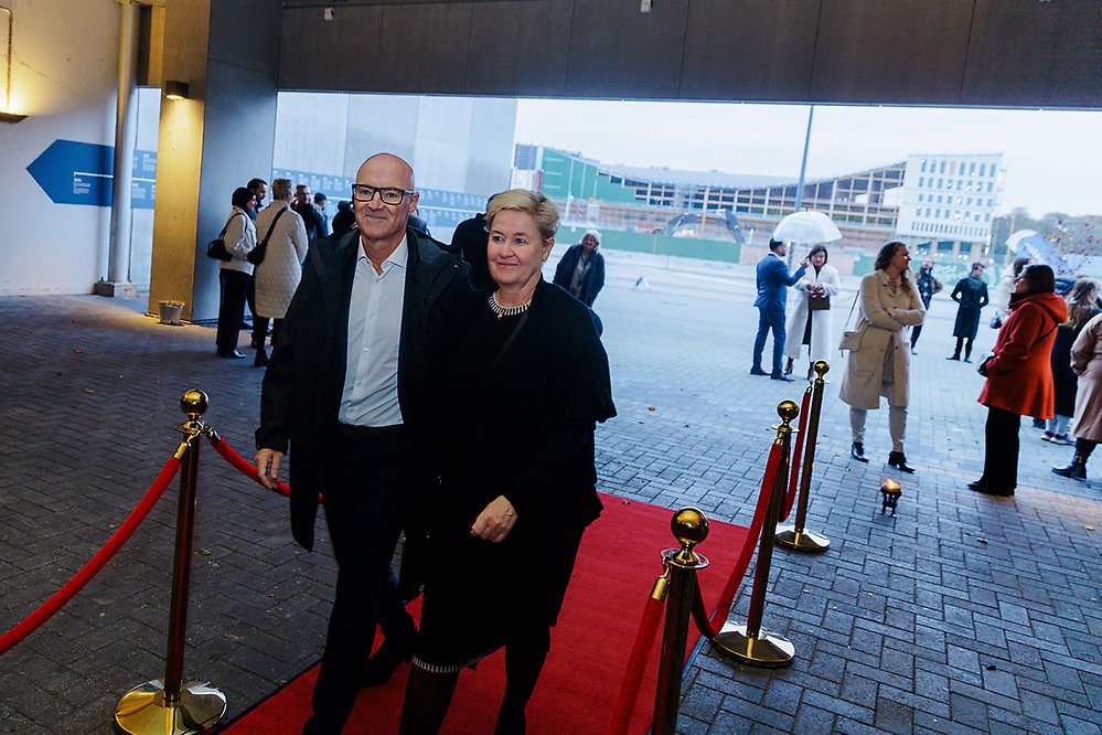 Gäster på röda mattan utanför Eleda stadion